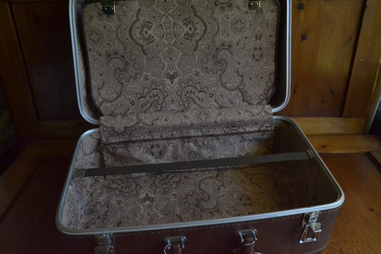Vintage MCM Sears Featherlite Pullman Suitcase w/ 2 Keys Brown Mint