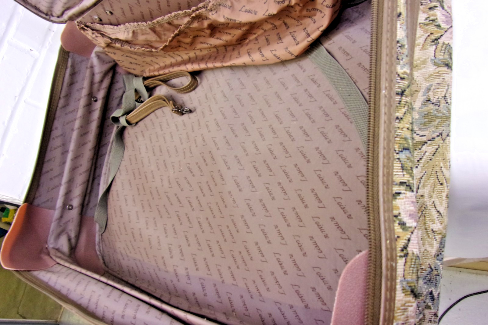1980’s Vintage Leisure Luggage Floral Tapestry Suitcase Roller Bag 21X14X6.