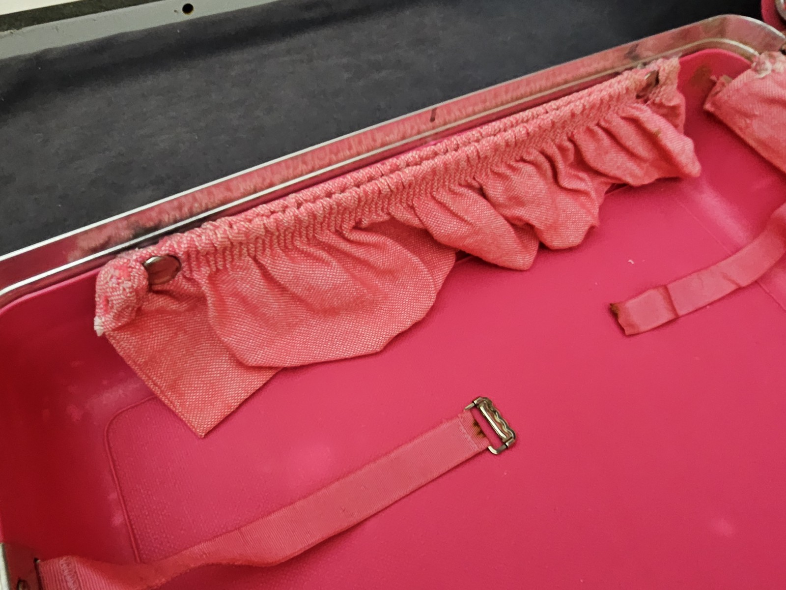 VTG Samsonite Saturn Barbie Hot Pink Suitcase Hard Shell 20x15x6″ w/key