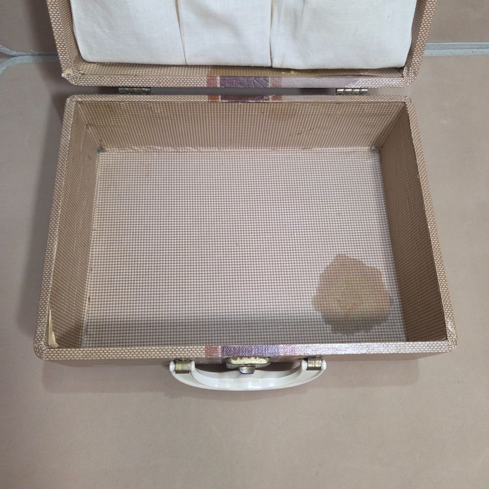 Vintage Beige Travel Case With Handle & Pockets