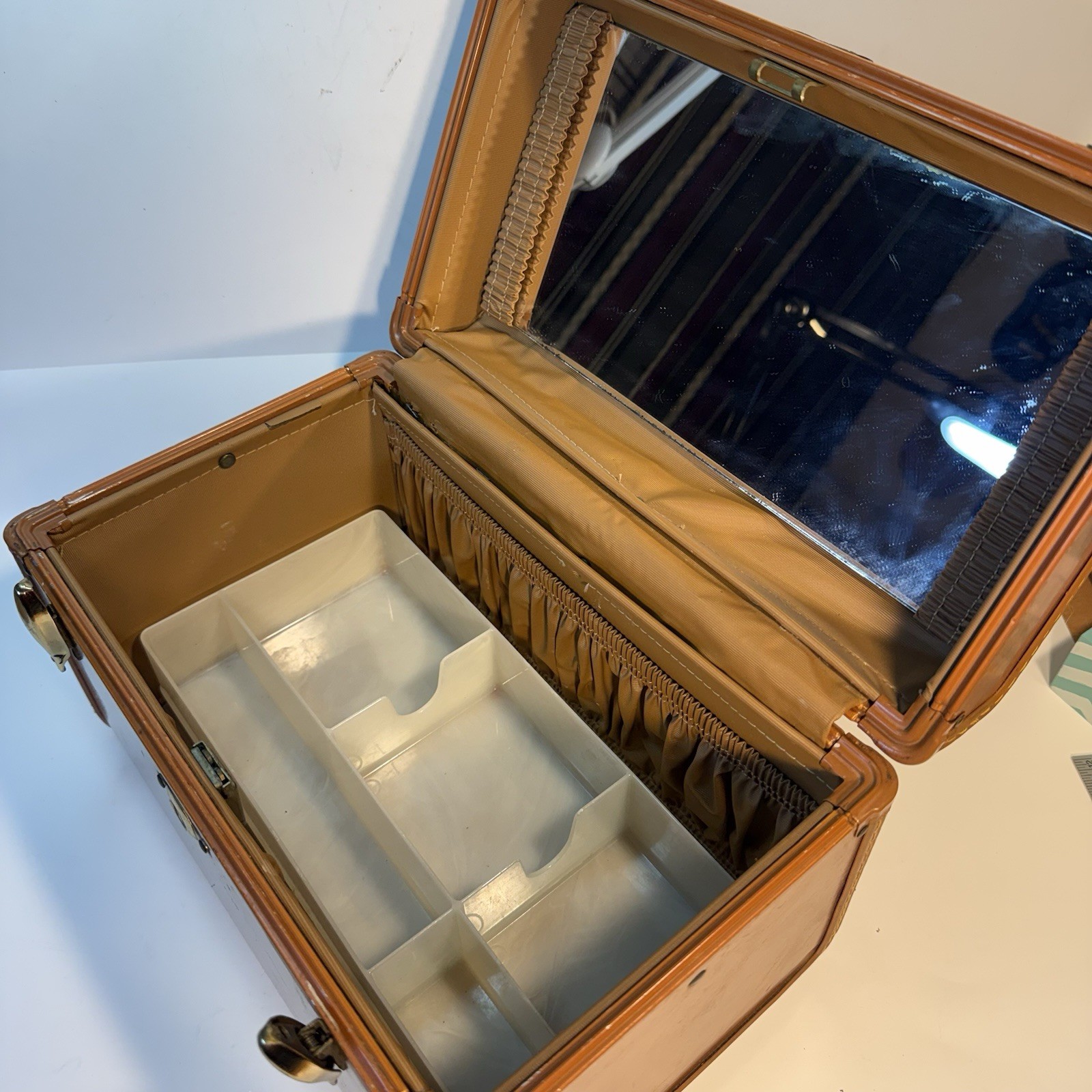 Vintage Samsonite Schwayder #4612 Brown Faux Leather Makeup Train Hard Case