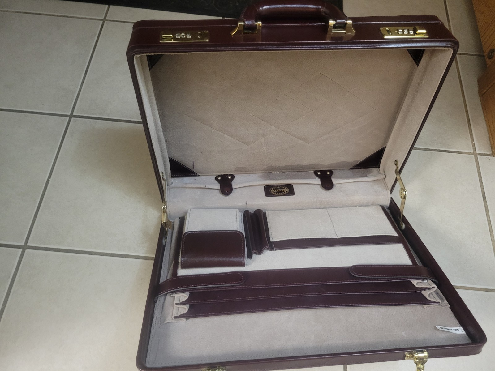 Vintage Top Grain Cowhide Leather Suitcase Doctor’s Bag, 17″X12″X6.25″ Key
