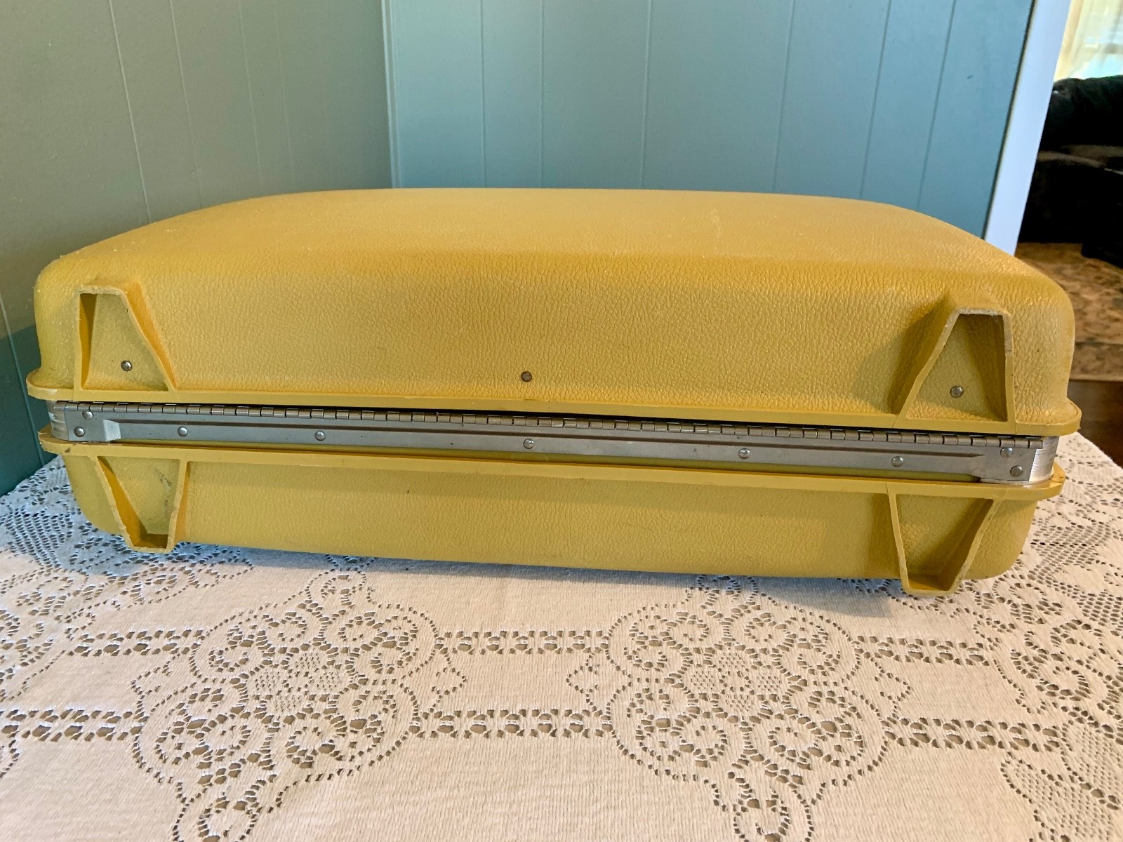 Vintage MCM 1980’s GOLD SAMSONITE MONTBELLO II Locking Suitcase Luggage Travel