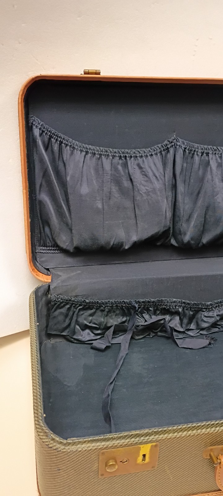 Old Vintage AIRDEL Suitcase Luggage 21x14x6.75 NO KEY OVERALL GOOD SHAPE