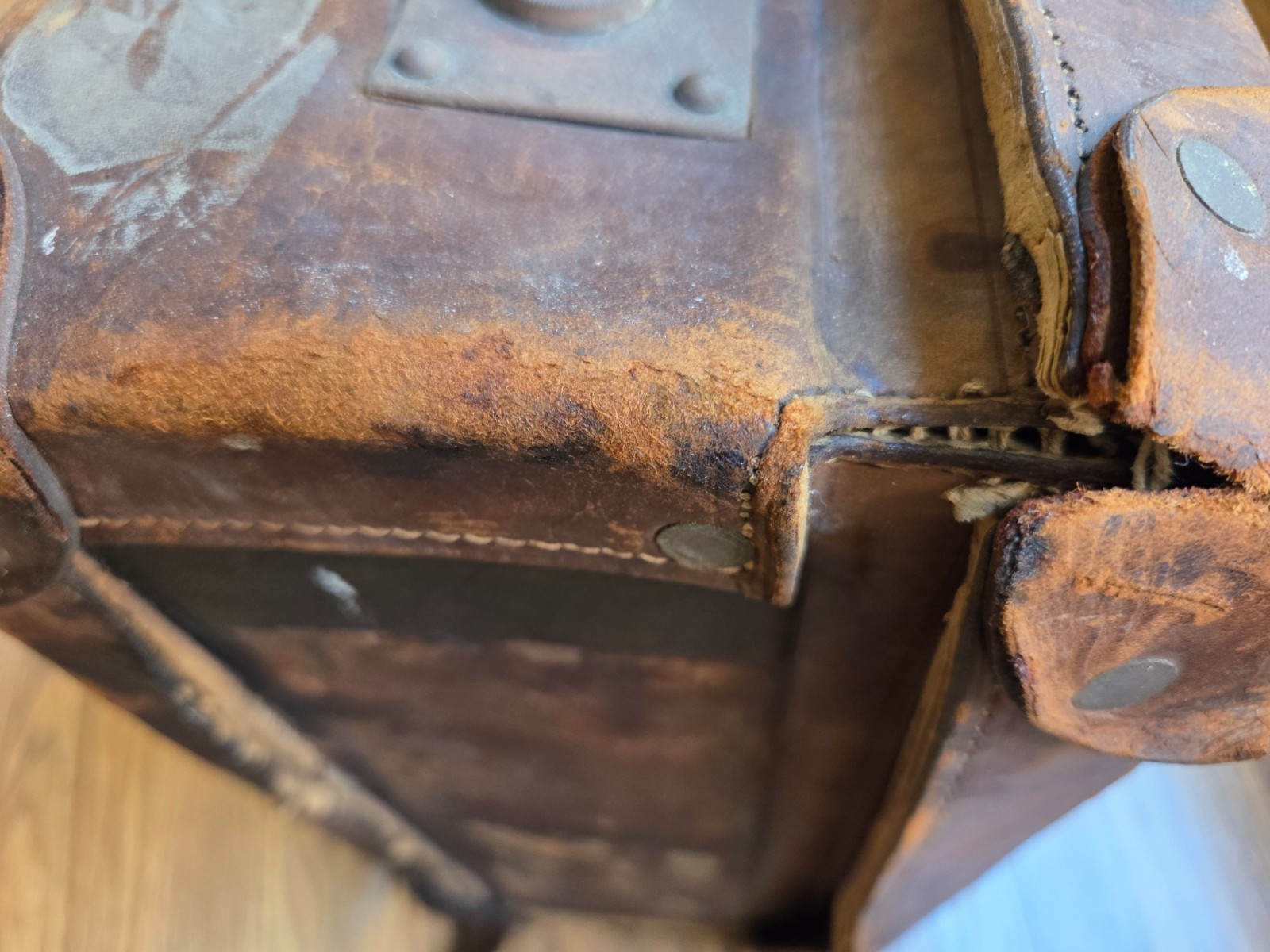 OLD Antique Leather Suitcase Luggage – 23” x 13″ x 7”
