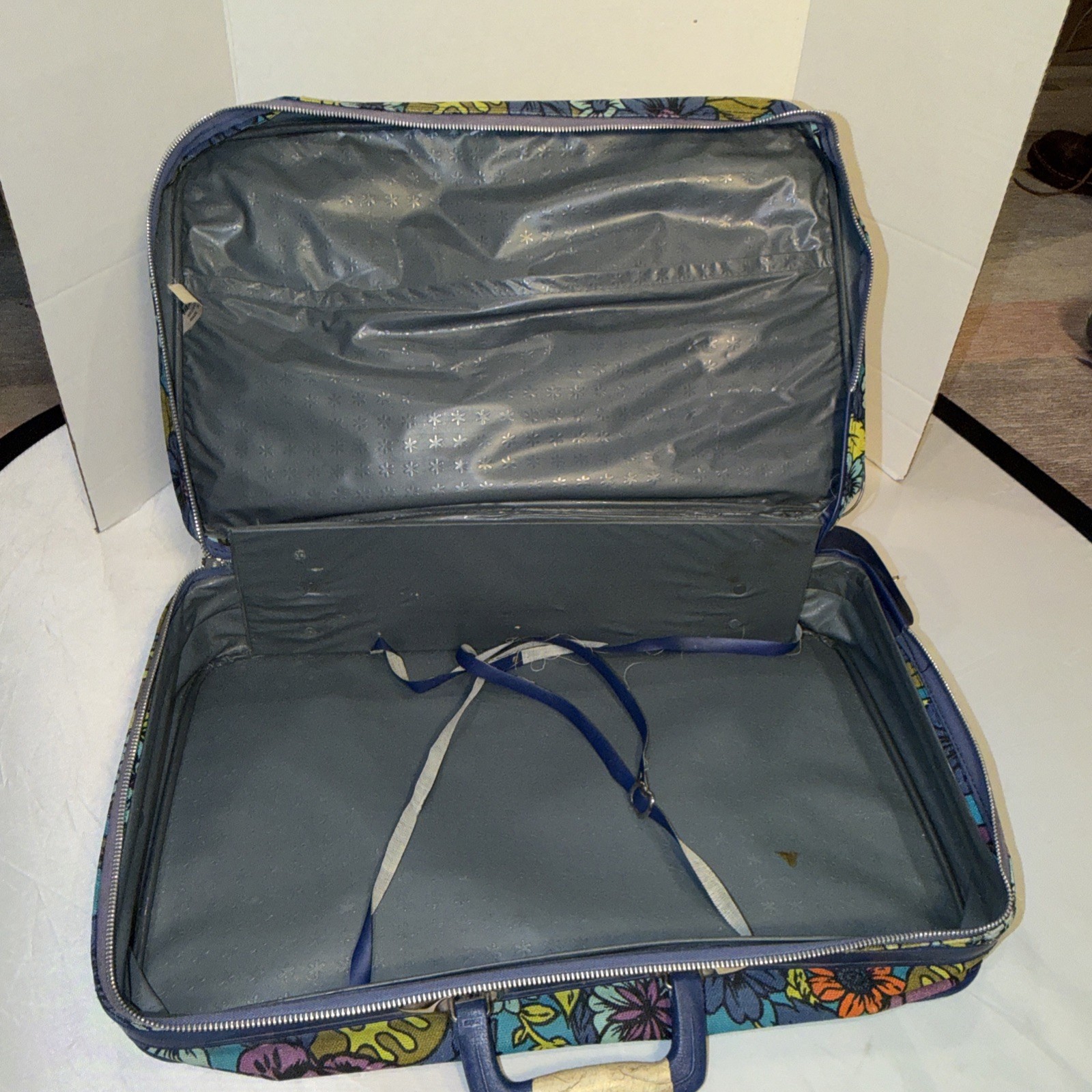 VTG 1960’s “Bantam Travelware” Multi Color MOD Floral Pattern Suitcase