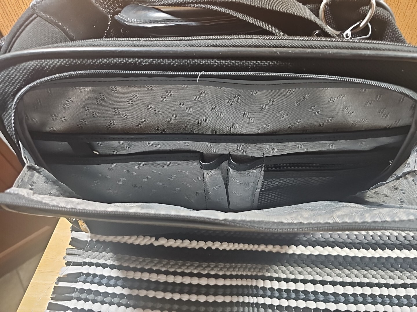 Super Clean Samsonite Carry On / TRAVEL BAG 👀
