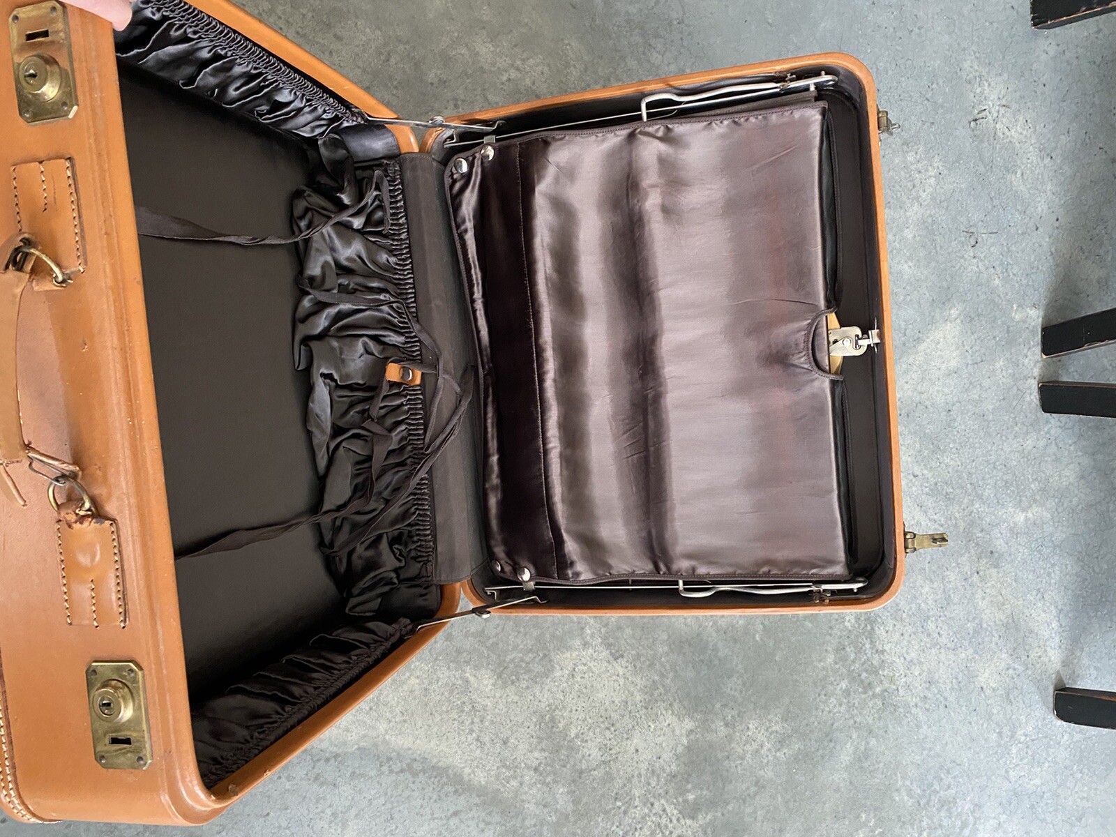 Vtg Luggage Antique Suitcase Amelia Earhart 1940s Tan Leather Boxy 21″ x 20″