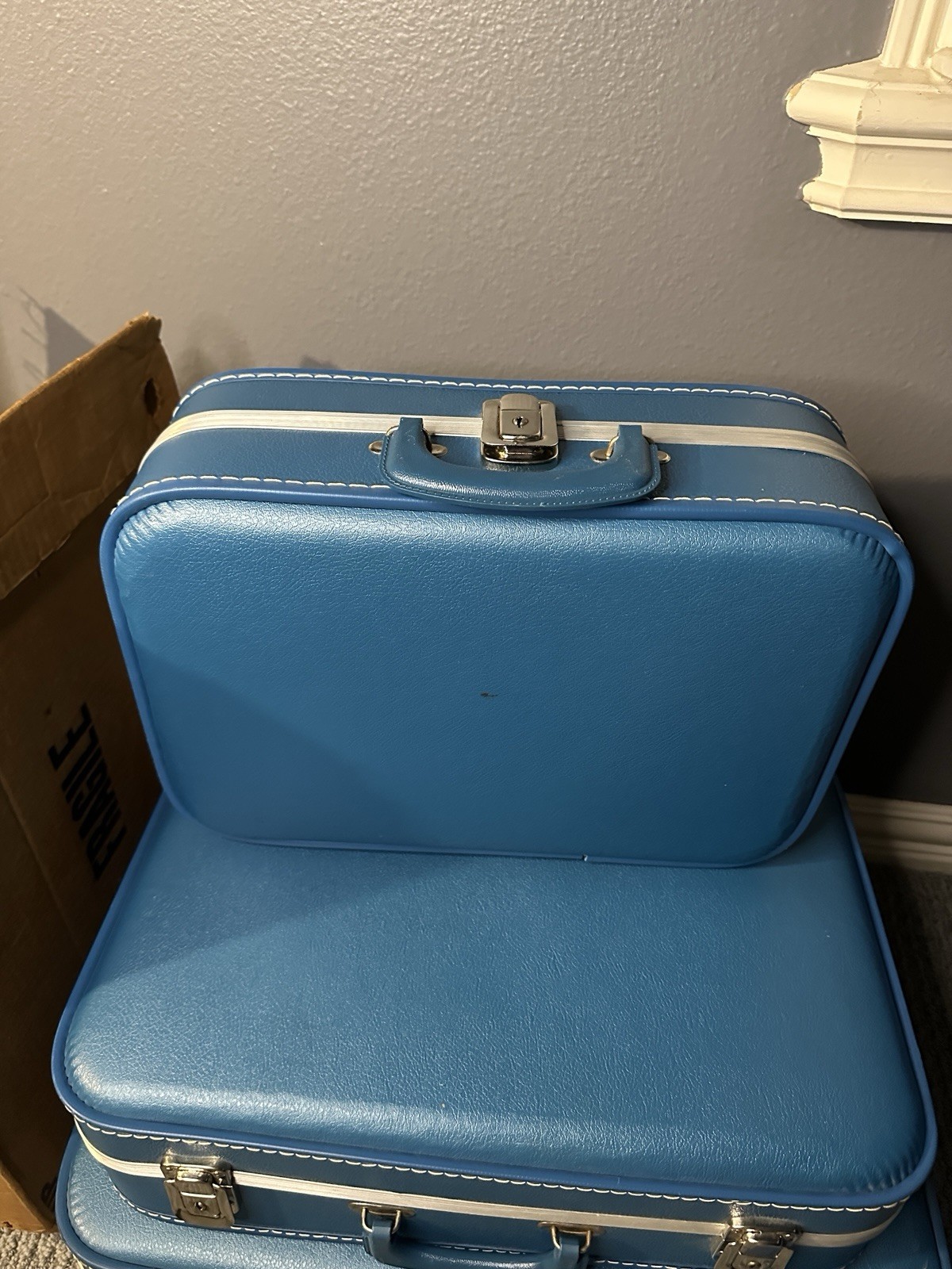 VINTAGE 1970S GATEWAY LUGGAGE 3PC – HARD CASE BLUE SUITCASES – ORIGINAL BOX