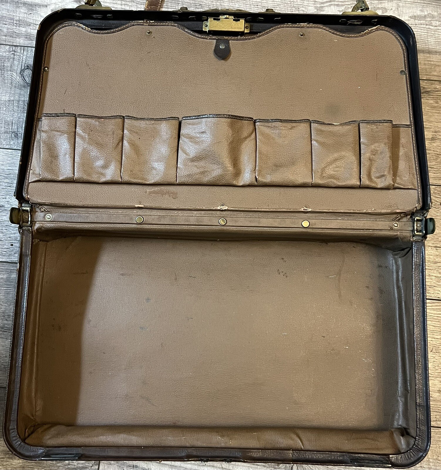 1930’s Leather Gladstone Suitcase Bag Brass Buckles Straps Long Wear 24″ Vintage