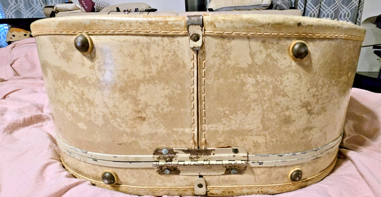 Vintage 1950s Samsonite Round Hat Box Luggage – Taupe Hard Case by Shwayder Bros