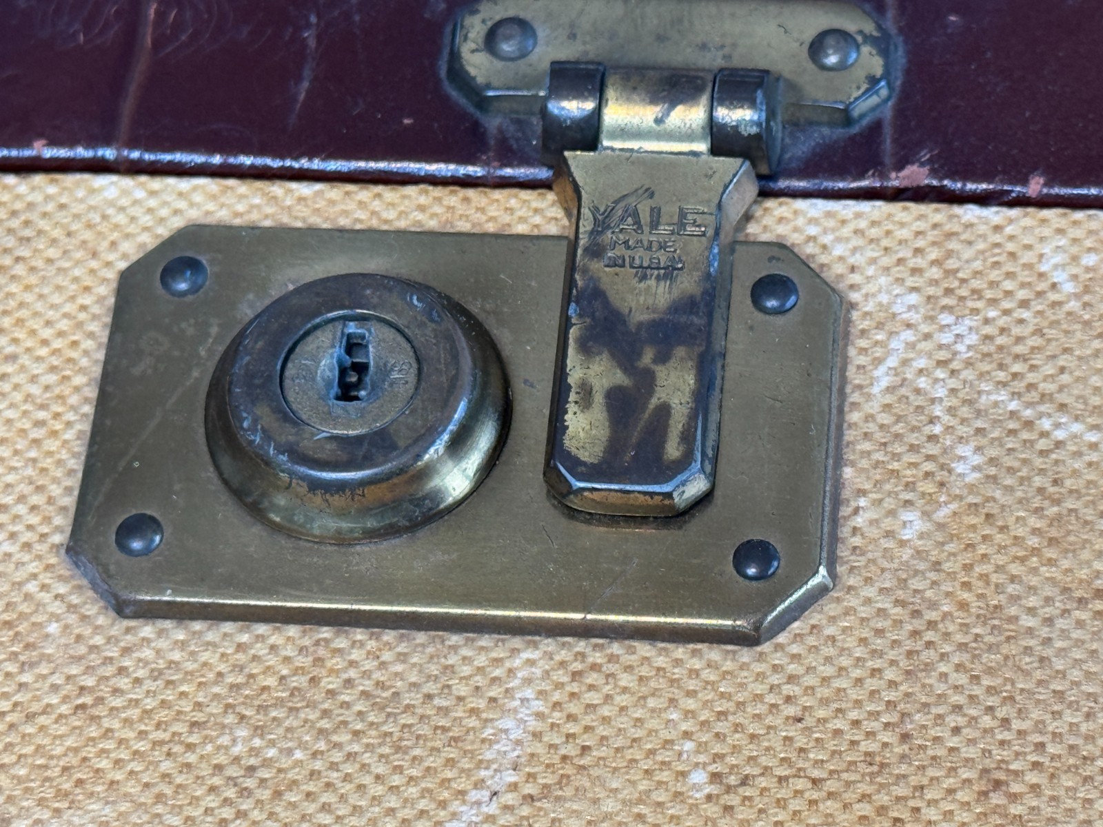 AMELIA EARHART LUGGAGE SUITCASE WITH KEYS FOR LOCKS – 24×14.5″ -TRAVEL -AIRPLANE