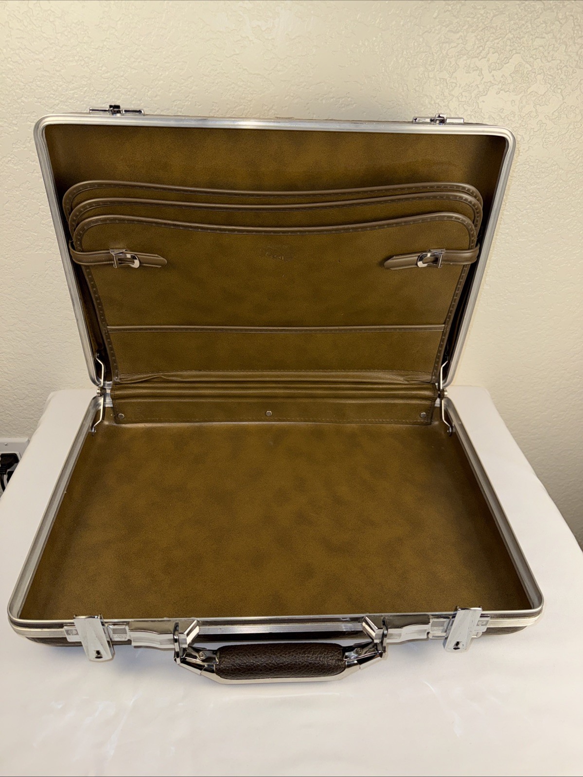 American Tourister Hard Shell Briefcase Case Brown USA Unlocked No Key