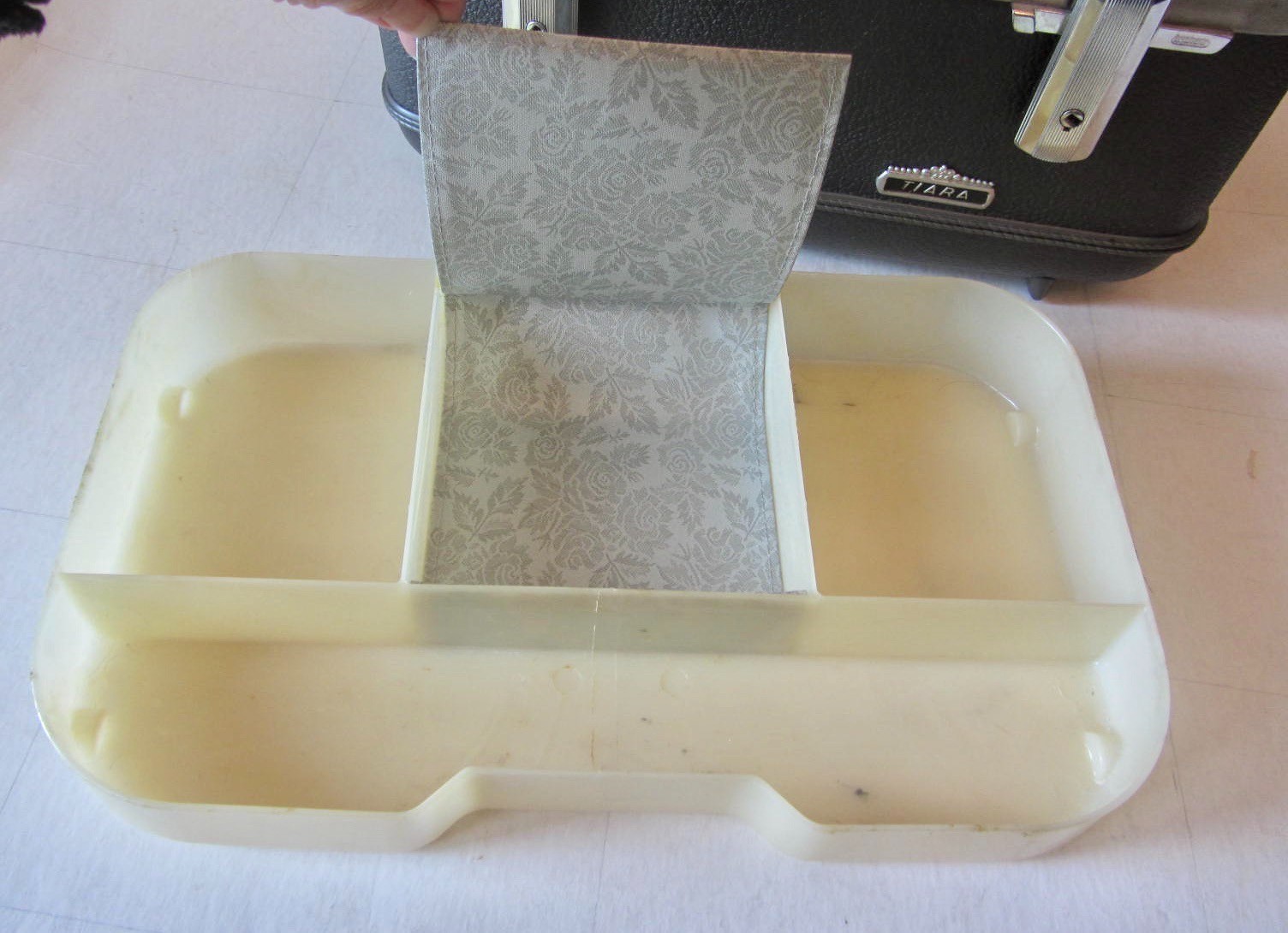 Vtg American Tourister Tiara GRAY Train Case Makeup W/Mirror 2 Fabric Bags Key