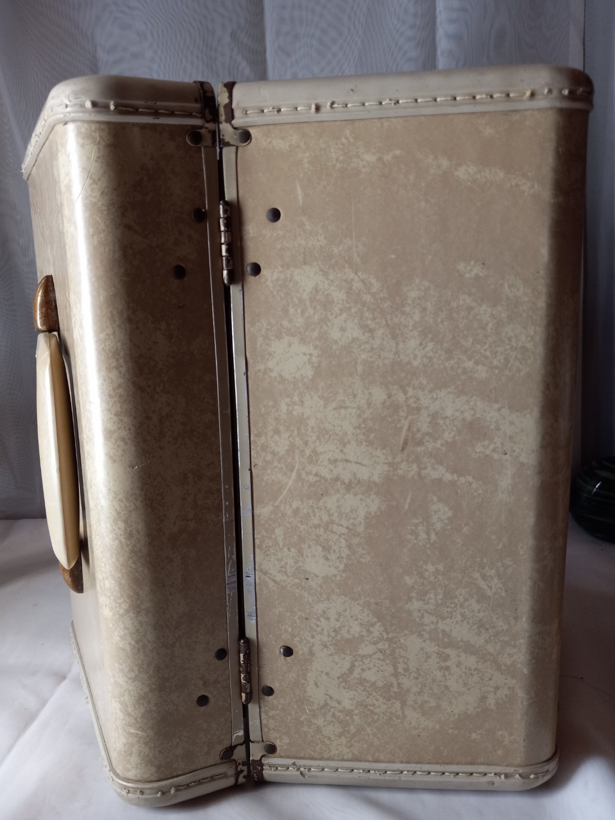 Vintage 1950’s Samsonite Travel Train Carry-On Makeup Case Marbled Cream #S
