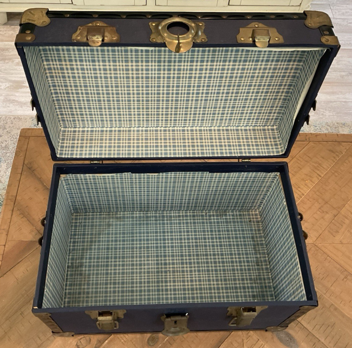 Vintage c. 1960 Leigh Luggage LTD England Blue Trunk Style Luggage 20″x14″x12″