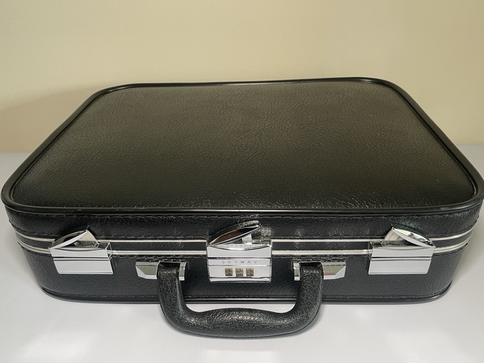 Skyway Vintage Carry-On Suitcase 21” Black Hard Case Combination Lock Retro