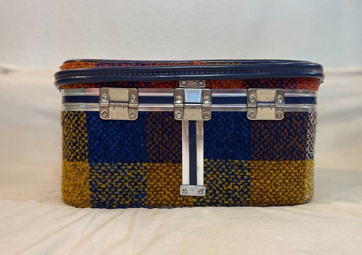 Vintage Skyway Plaid Luggage 9 Pieces: Carry-on, Large, Make-up Bag and Hand Bag