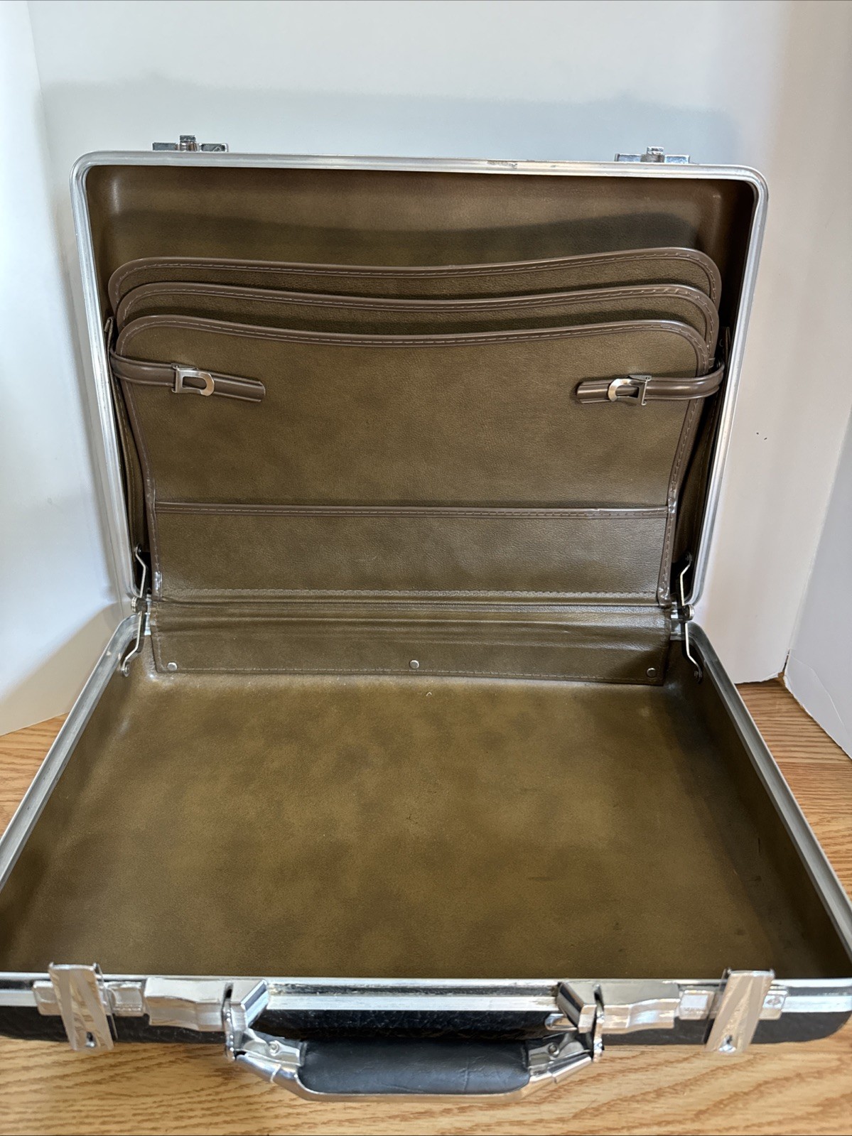 Vintage American Tourister Briefcase Hard Shell Vinyl Lock 18x14x3.75″ Black Key