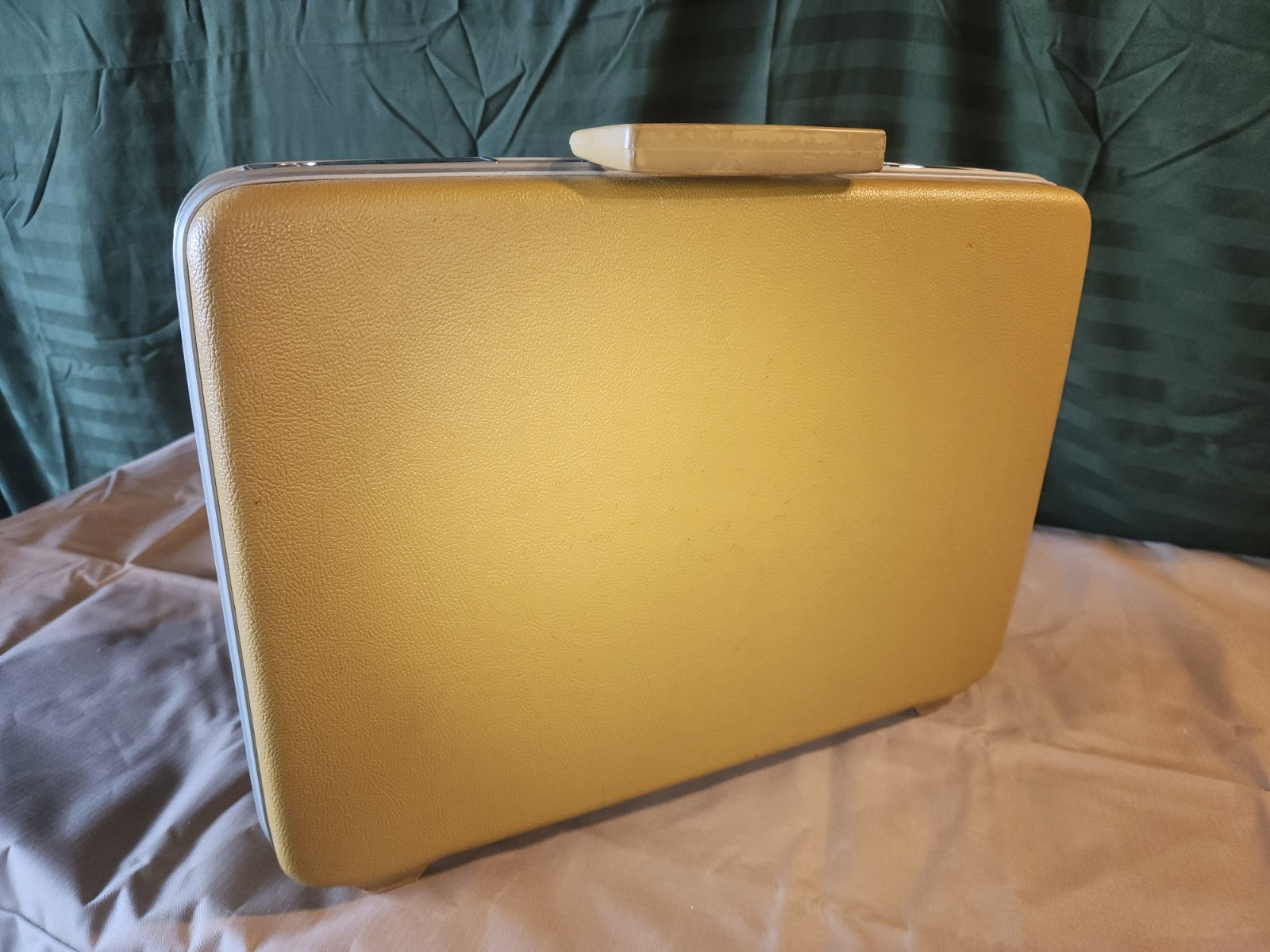 Very Rare VTG Royal Traveler Briefcase Mustard Yellow Hardsided 18″x13″x3.5″
