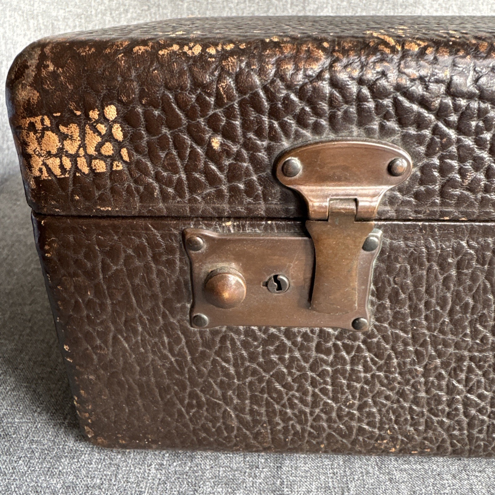 Antique ABC Pebbled Leather Suitcase BAKELITE Handle Cream Interior w/ KEY Wow!