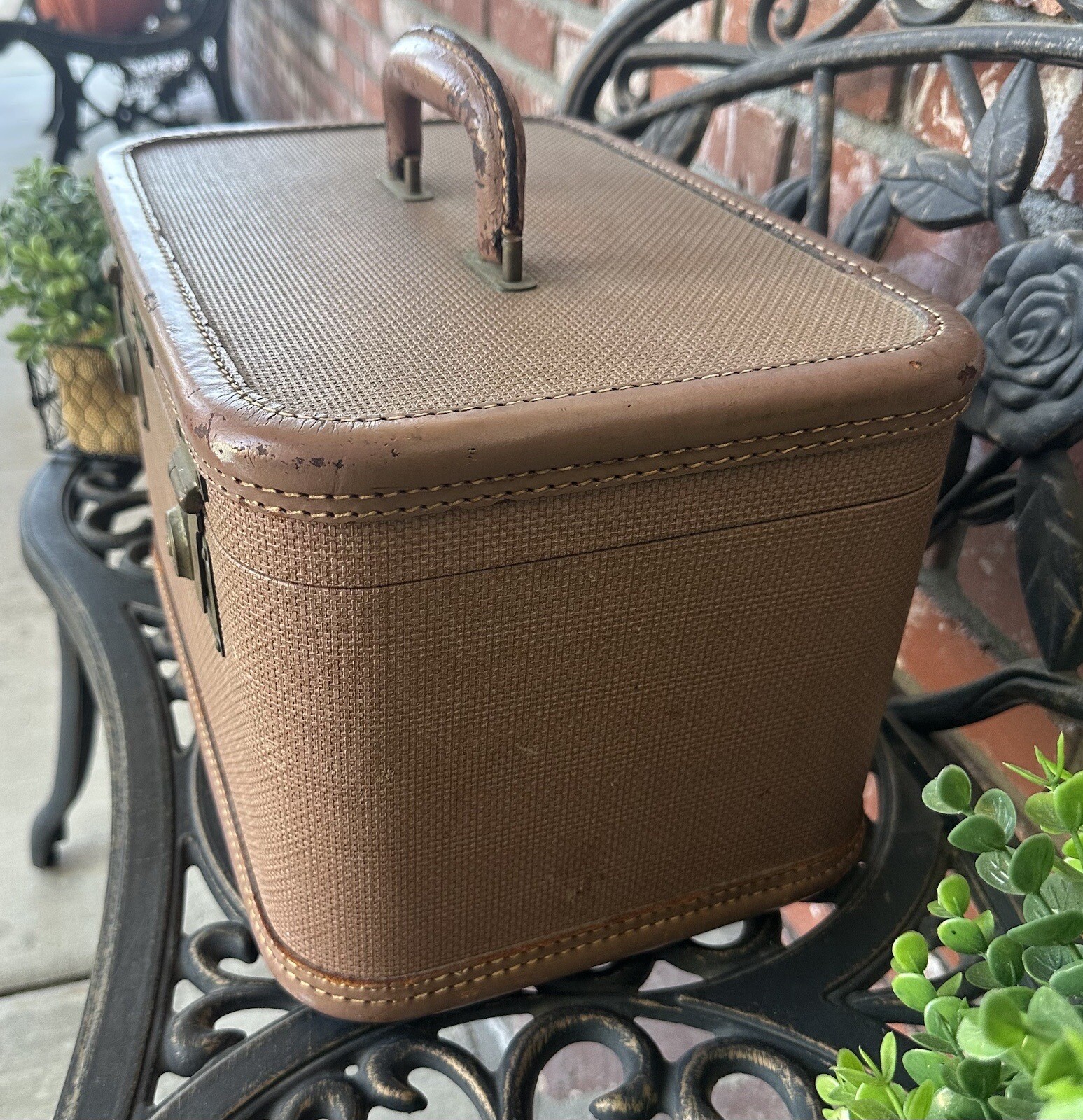 Vintage Amelia Earhart Train Case; Peach Tan; Drk Peach Int W/Mirror;Locks W/Key