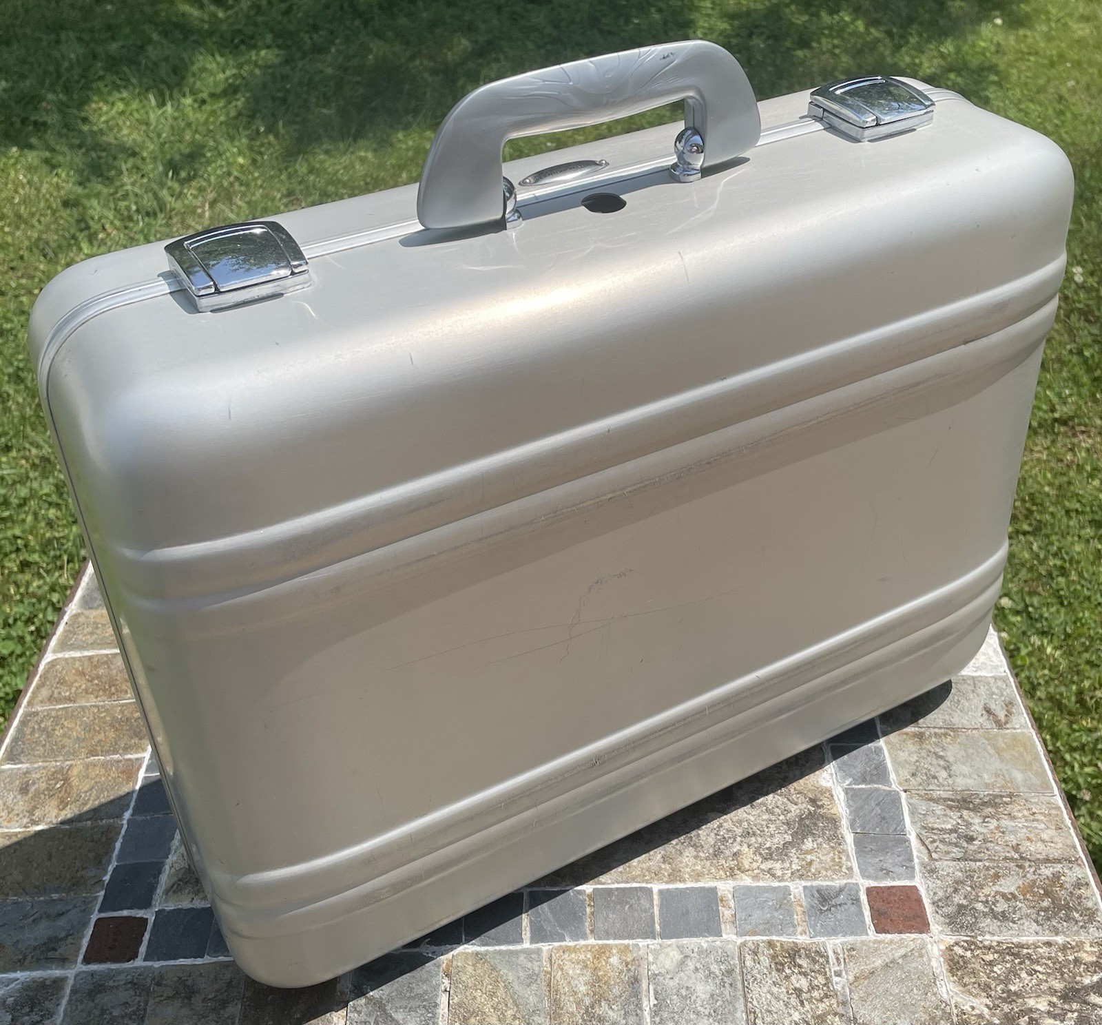 Halliburton Zero Centurion Elite Aluminum Case 18.25” x 13.25 x 6” – no lock!