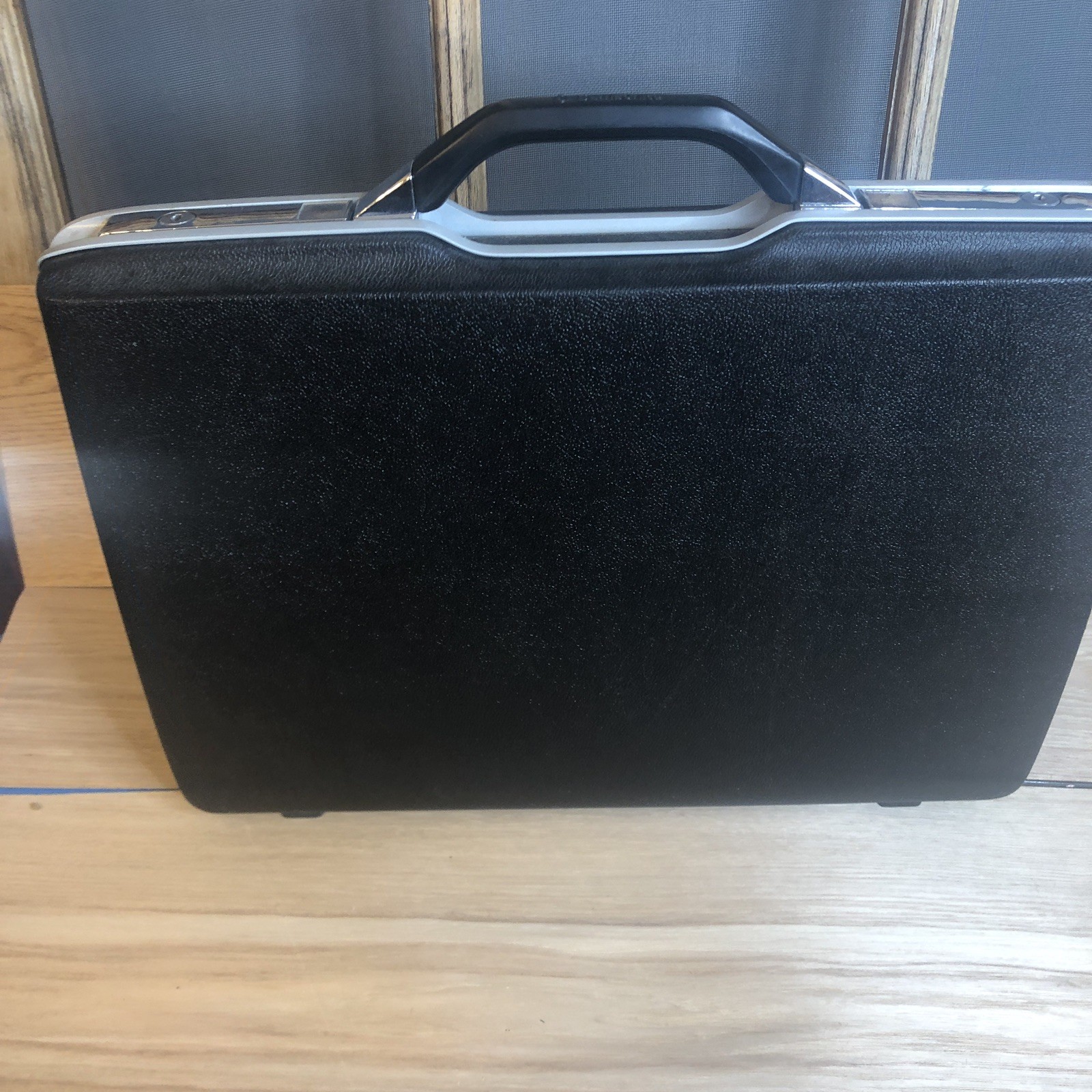 Vintage Samsonite Gray Hard Side Brief Case, No Key, 18″ Wide x 12″ Tall x 3″ Th