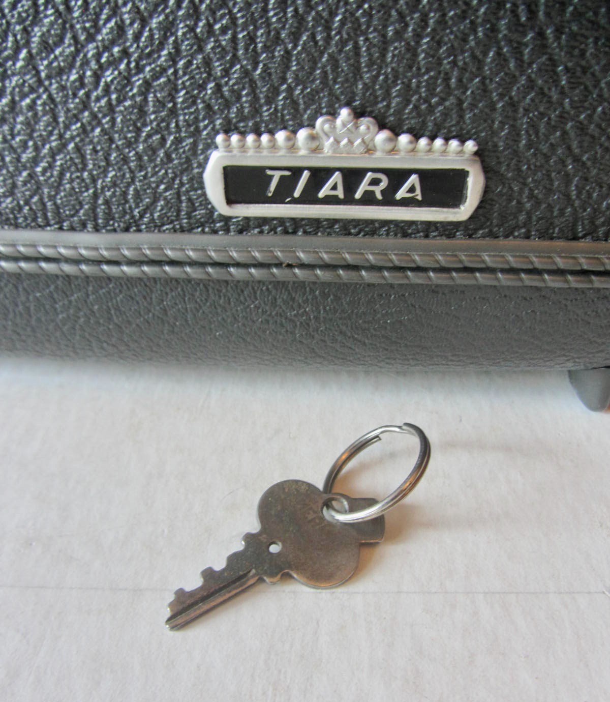 Vtg American Tourister Tiara GRAY Train Case Makeup W/Mirror 2 Fabric Bags Key