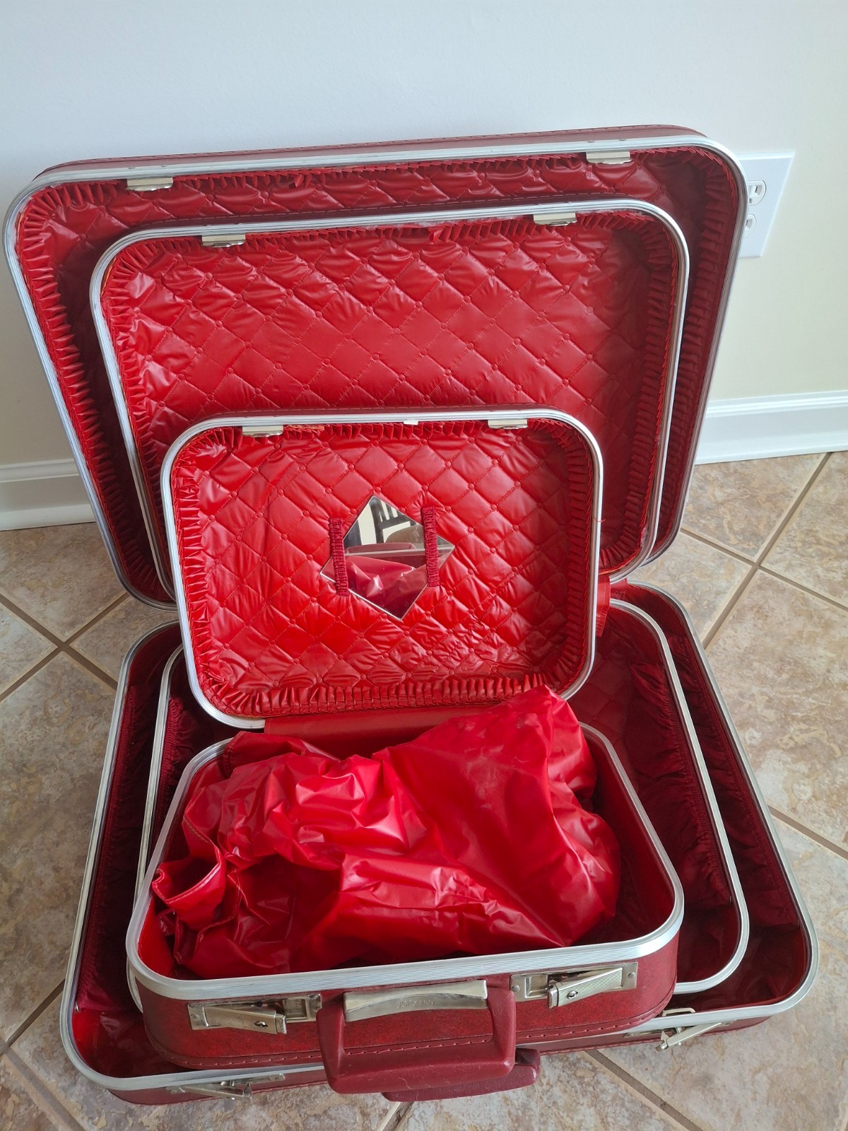 Vintage JCPenney Red Suitcase Set (3) w/Garment Bag (Preowned)