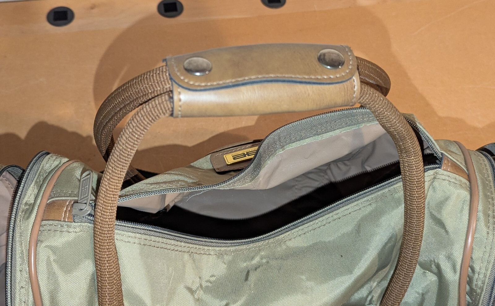 VTG Amelia Earhart Luggage Carry on Overnight Duffle Shoulder Bag Olive Green