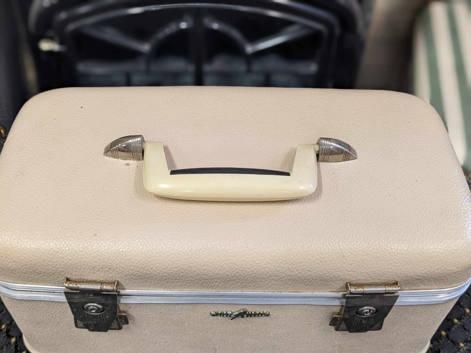 VTG Airway Train Case Makeup Carry On Cream Colored Hard Shell Reliable Luggage
