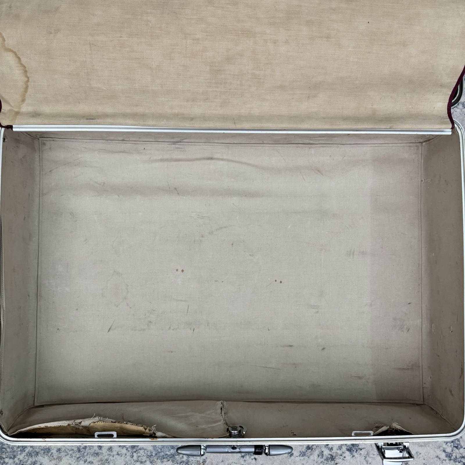 Halliburton Aluminum Suitcase 25″x 18″ x 8″ No Key Broken Latch Vtg