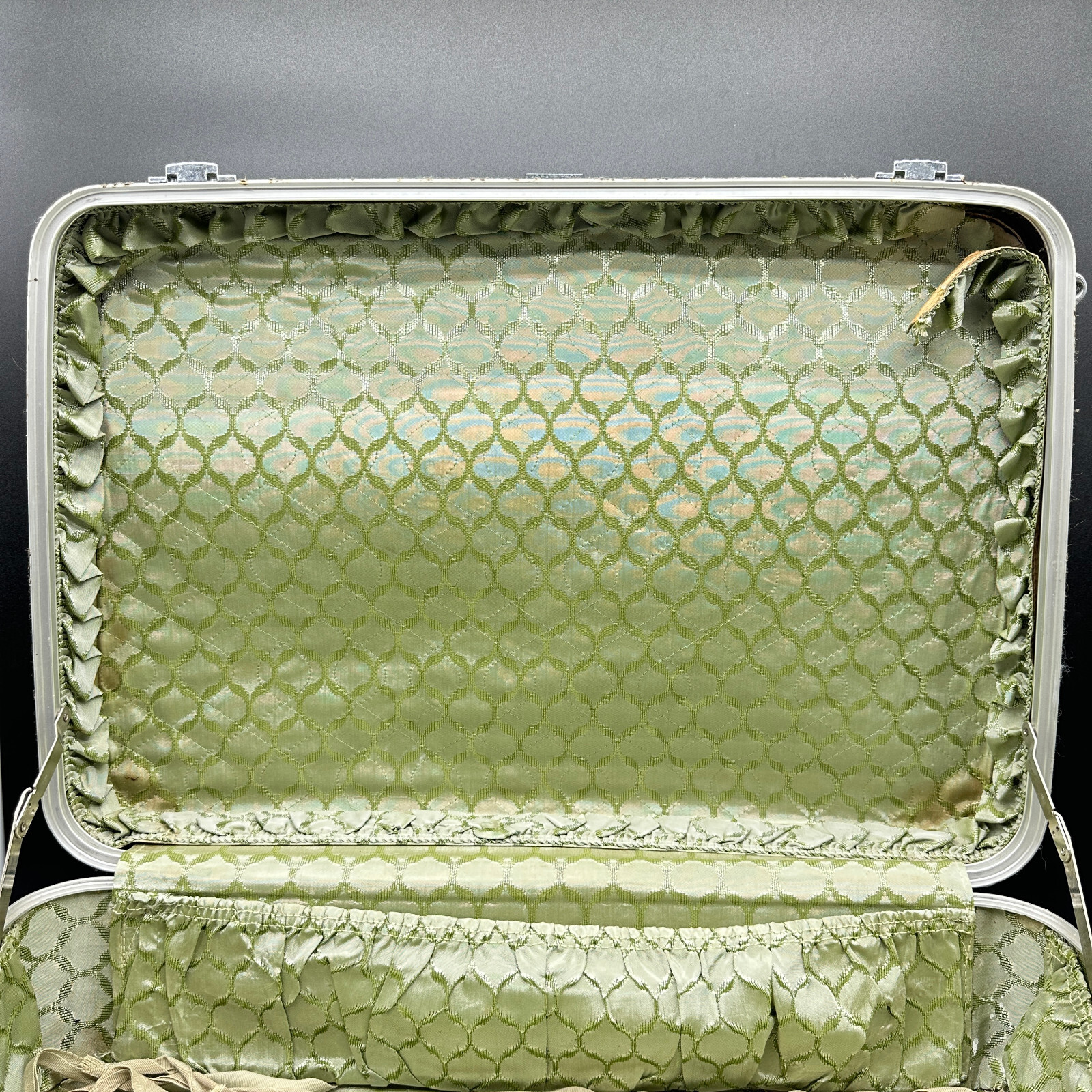 Vintage Amelia Earheart Luggage Green Medium Size Suitcase 23x17x7″