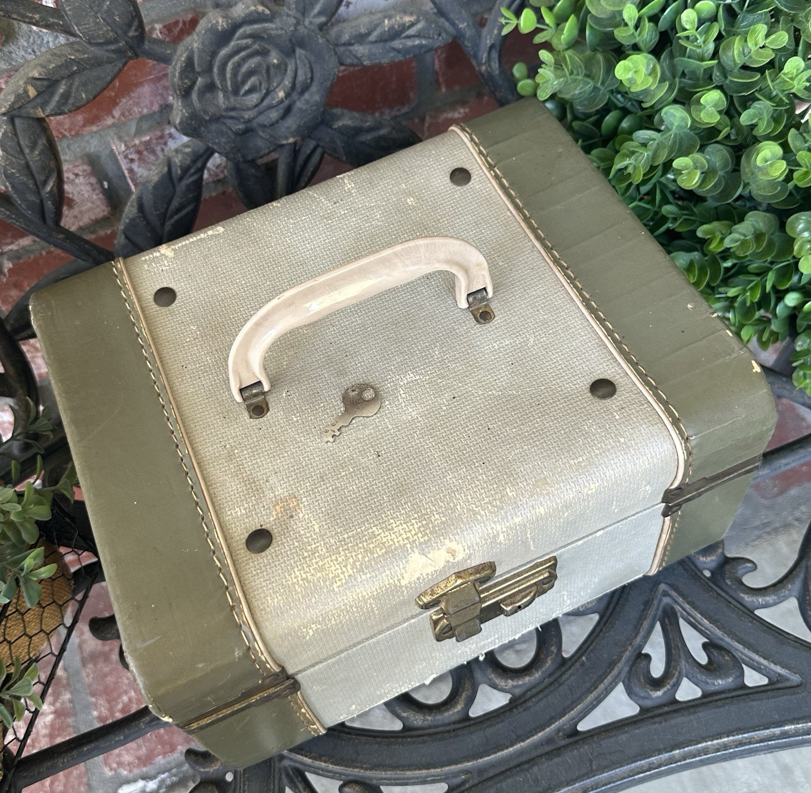 Vintage Train Case; Seafoam/Olive Trim; Houndstooth Paper Int; Mirror, Tray, Key