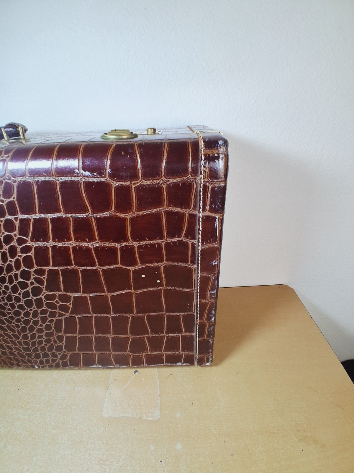 Vintage Embossed Leather Faux Crocodile Alligator Suitcase 25.5″x 15.5″x8.5″
