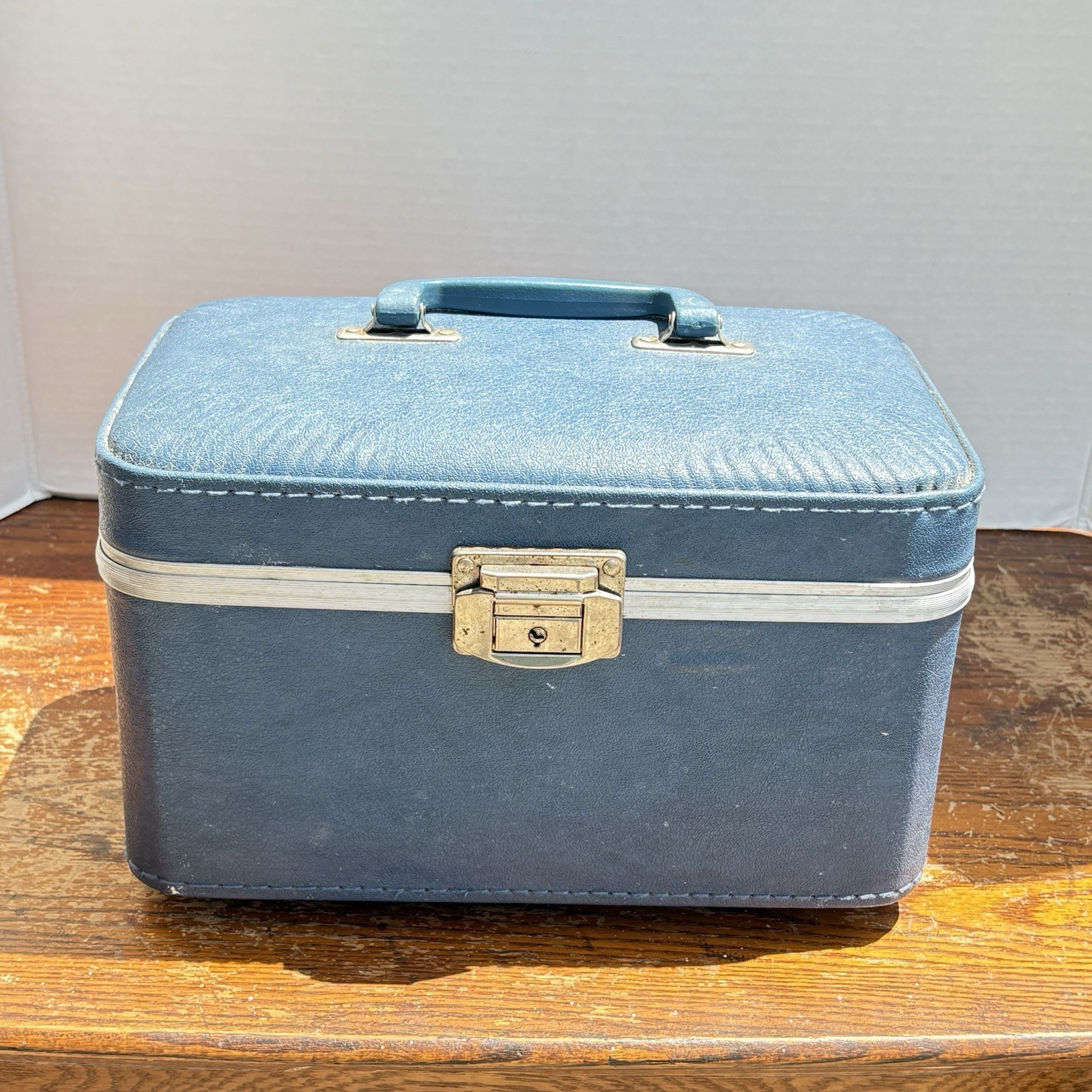 Vintage Blue Hard Train Makeup Case Luggage Mirror 1960’s Traveling Bag Retro