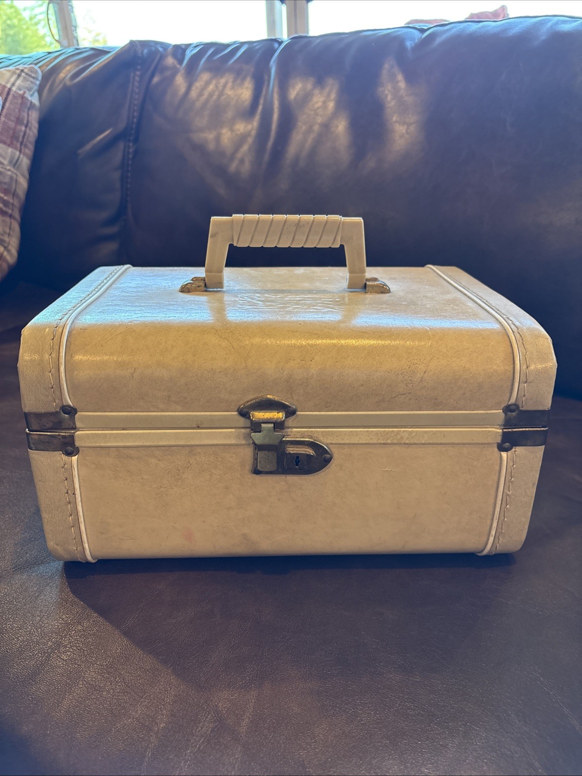 Vintage 1950s Train Case Hard Side Make Up Case No Key Latch Works