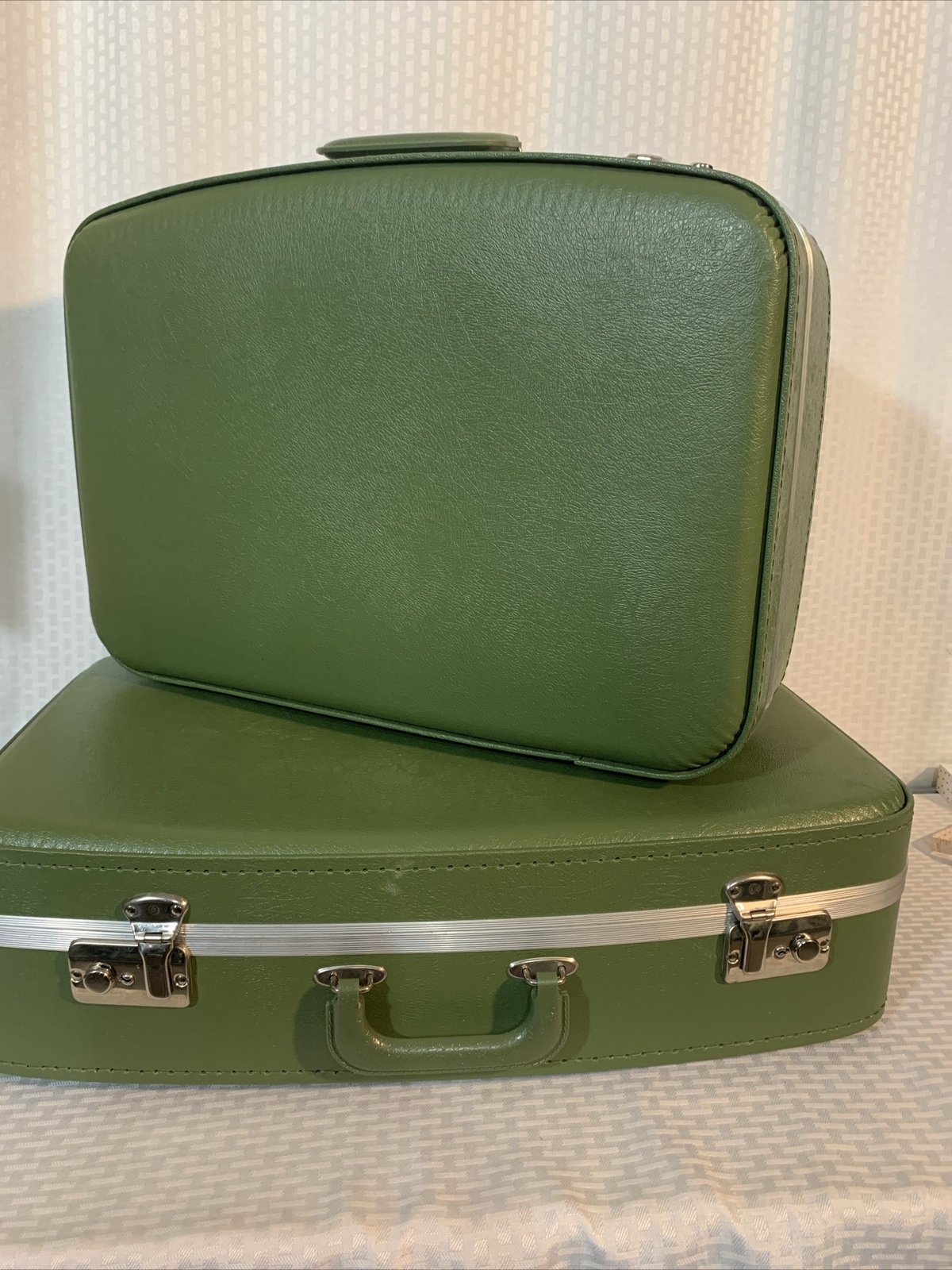 Vintage 2 Piece Train Case Avocado Green Suitcases 20.5” X 14” & 23.5” X 16”