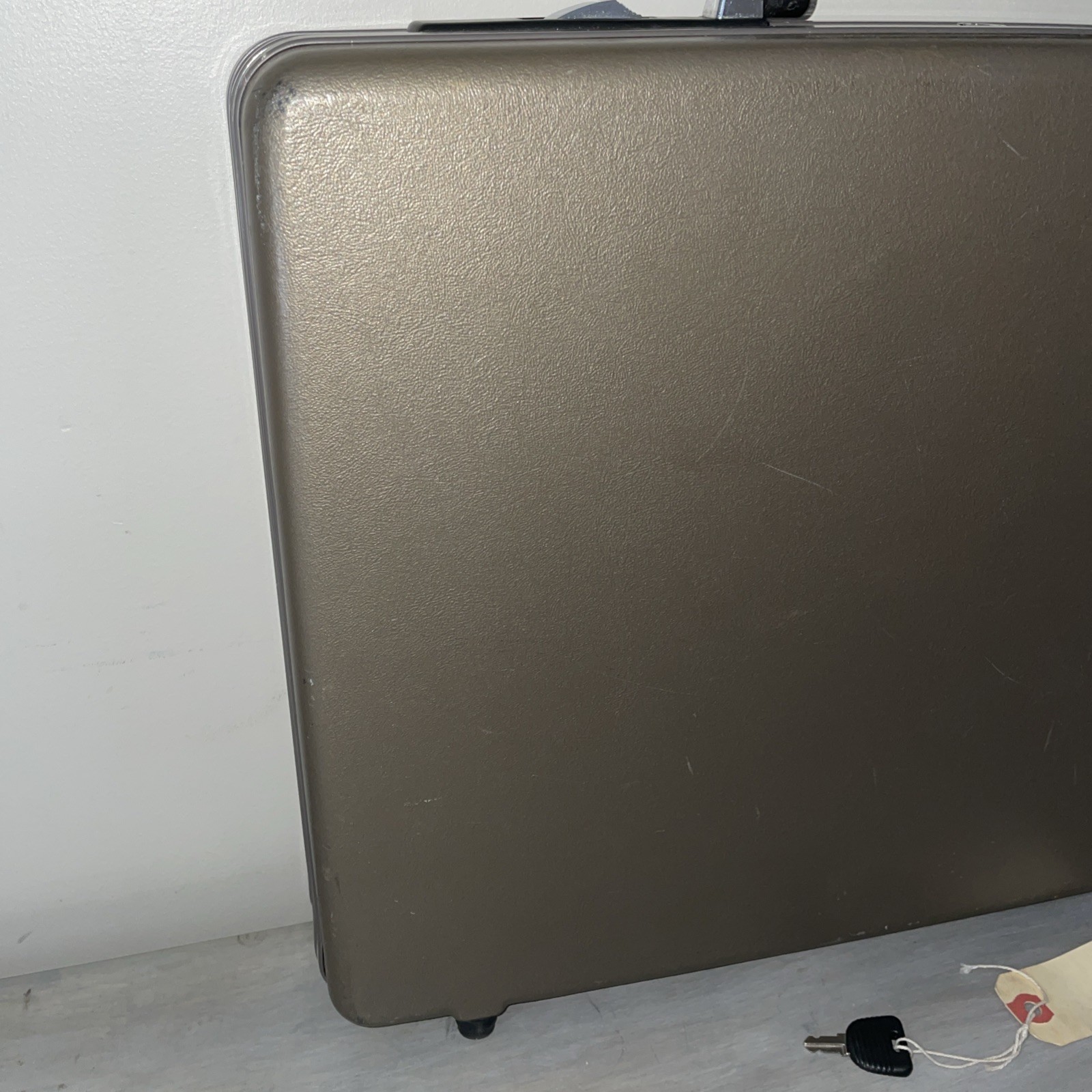 Vtg American Tourister Brief Case Attaché Hard Shell Made In USA w/Key 18×13.5×4