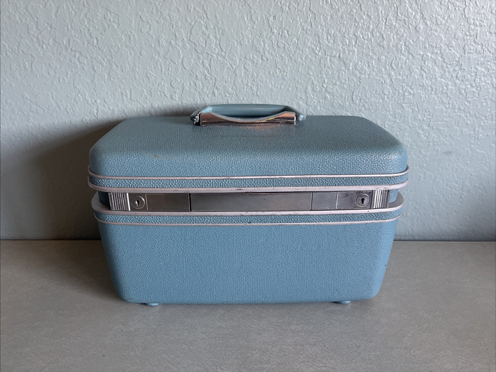 Vintage Samsonite Makeup Case Blue Hard Shell Travel Vanity Train Case w/ Keys
