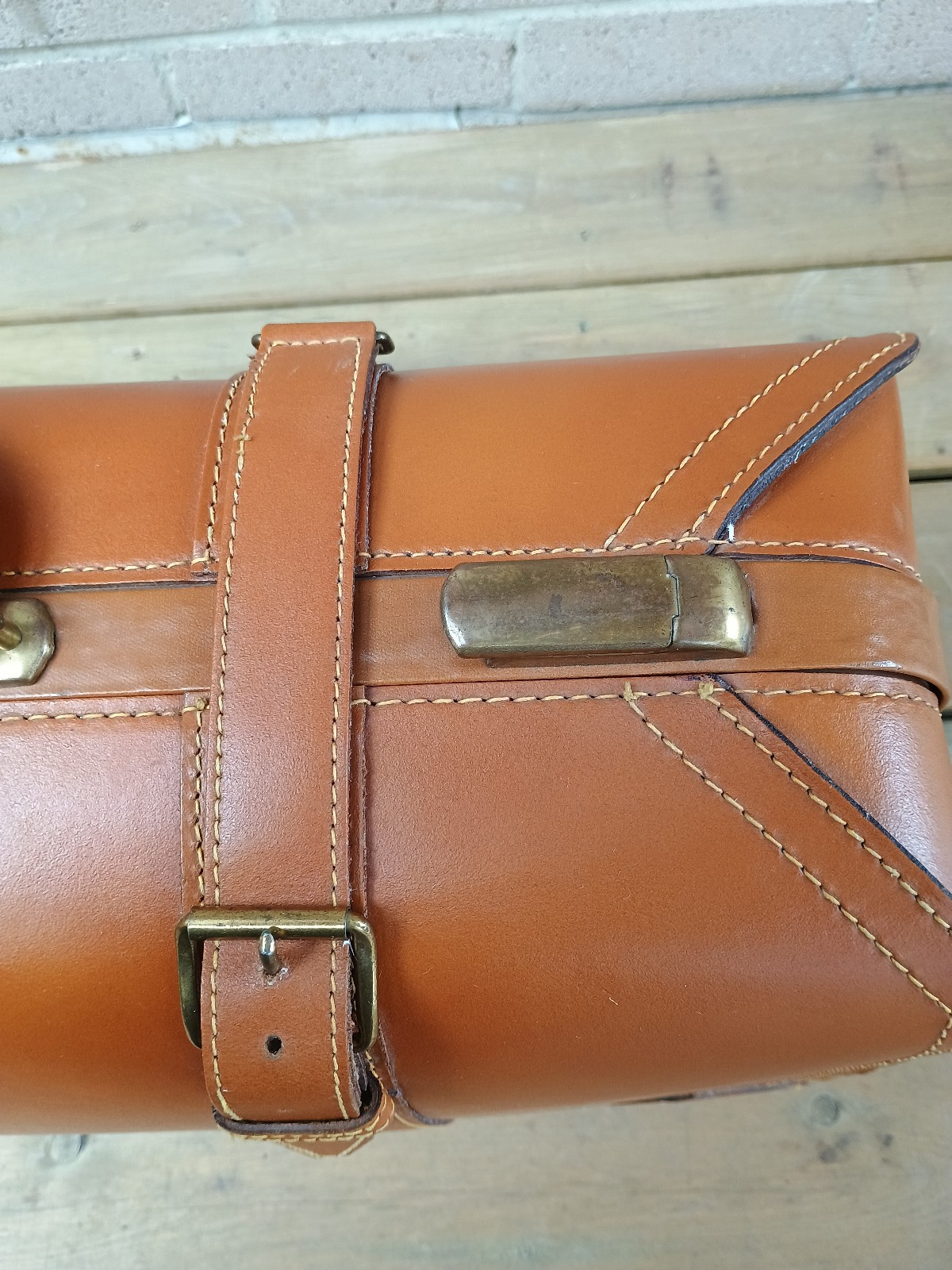 Vintage Acme Luggage brow leather brass hardware suitcase in great conditions