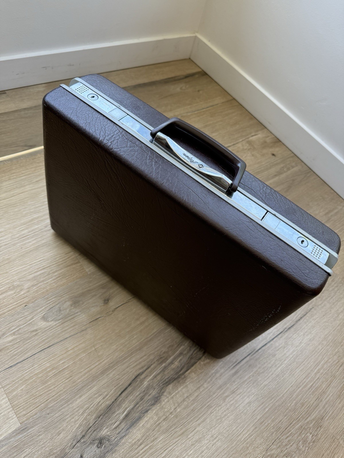 Aspen Vintage Brown Hard Suitcase Faux Leather Locking Extra Compartments
