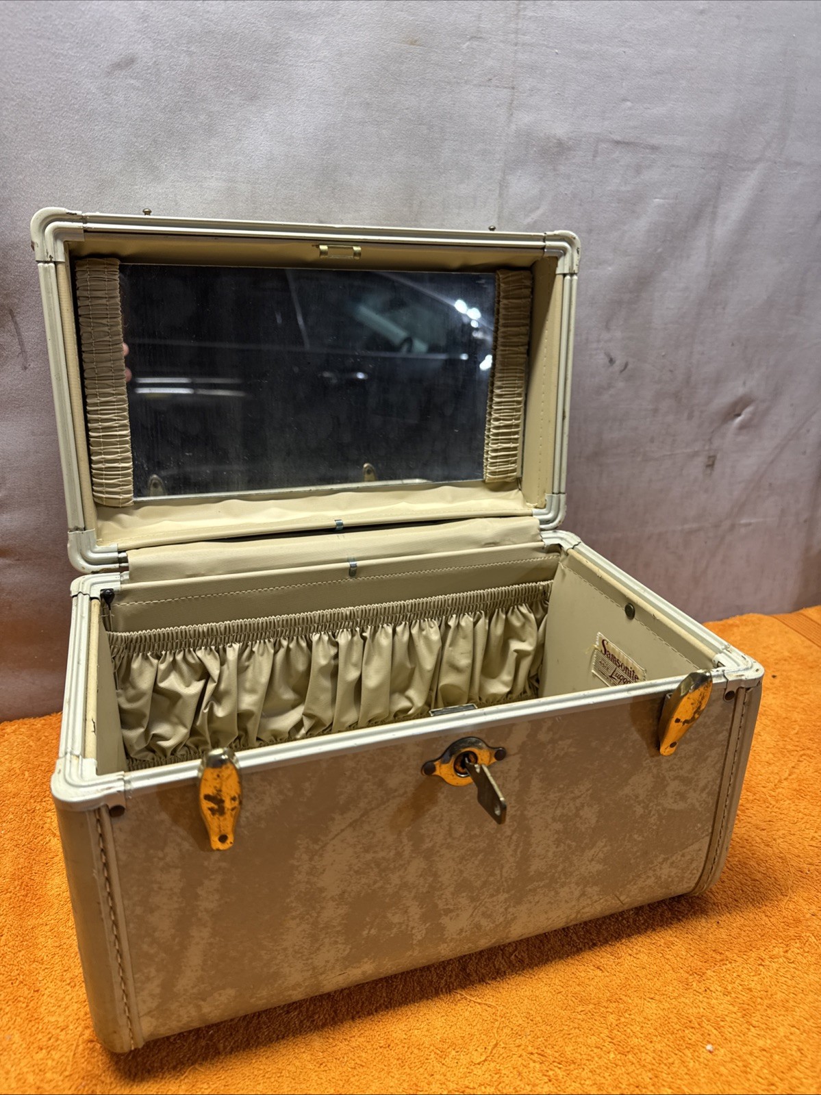 R•1960s Samsonite Shwayder Bros style 4512 Beige Marbled Cosmetic Hardcase w/Key