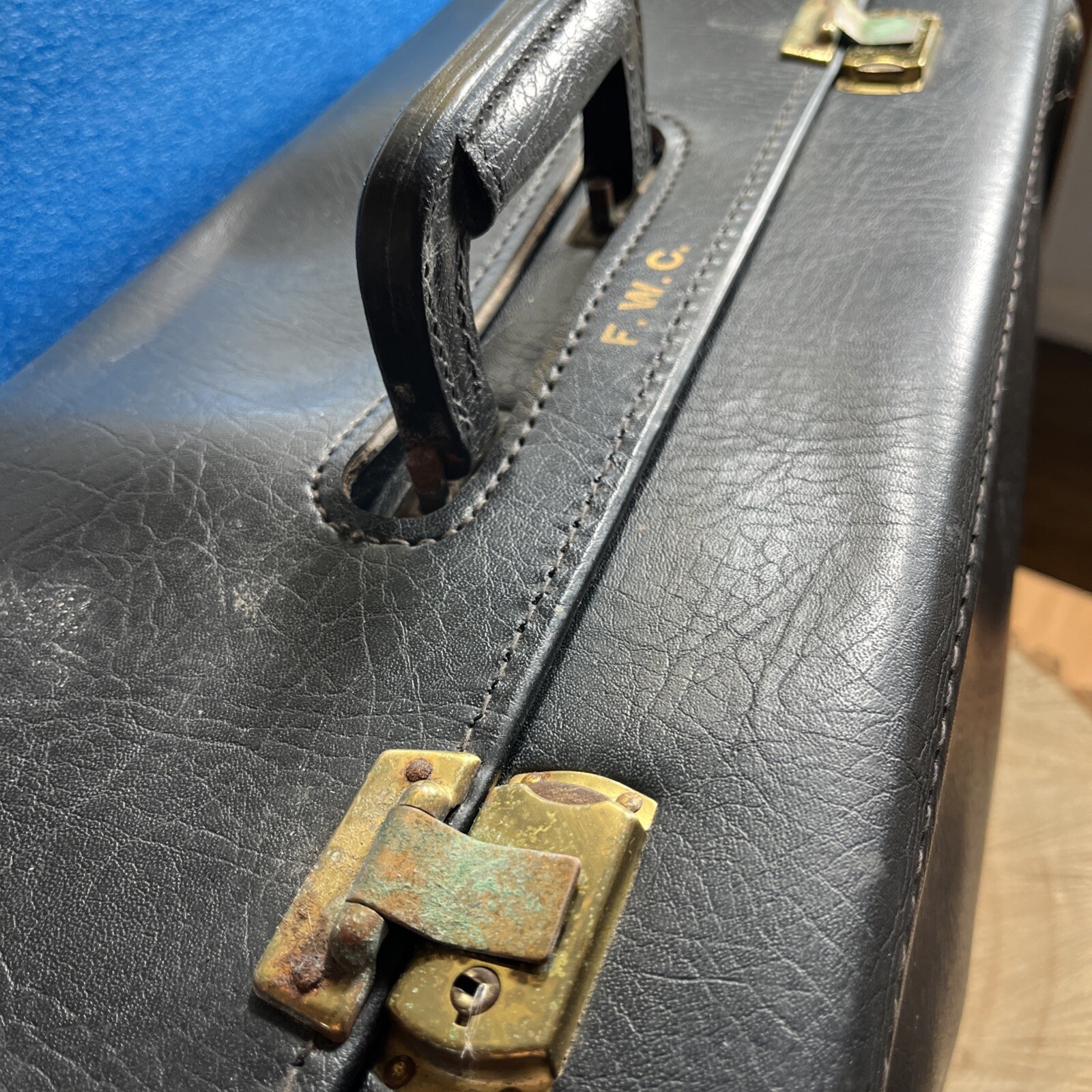 Vintage Howe Case Bag Salesman Pilot Brief Case 17.5×12.5×8″from leatherette