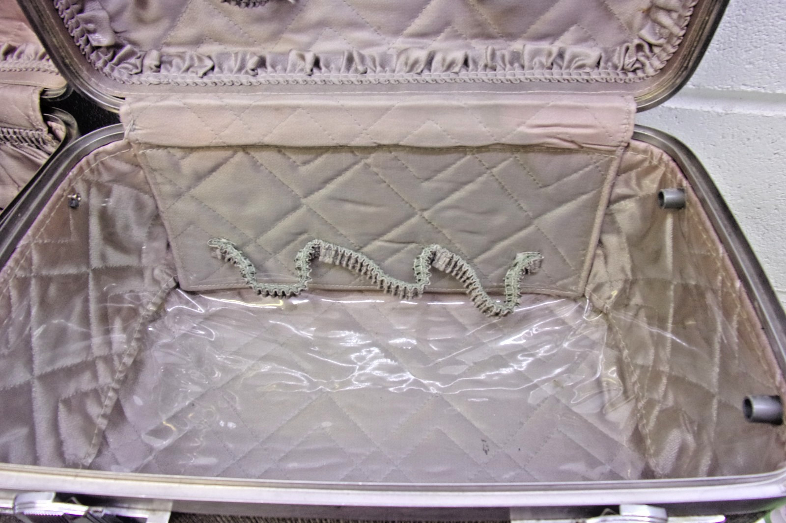 (2) Vintage American Tourister Tri-Taper train cases with textured exterior.