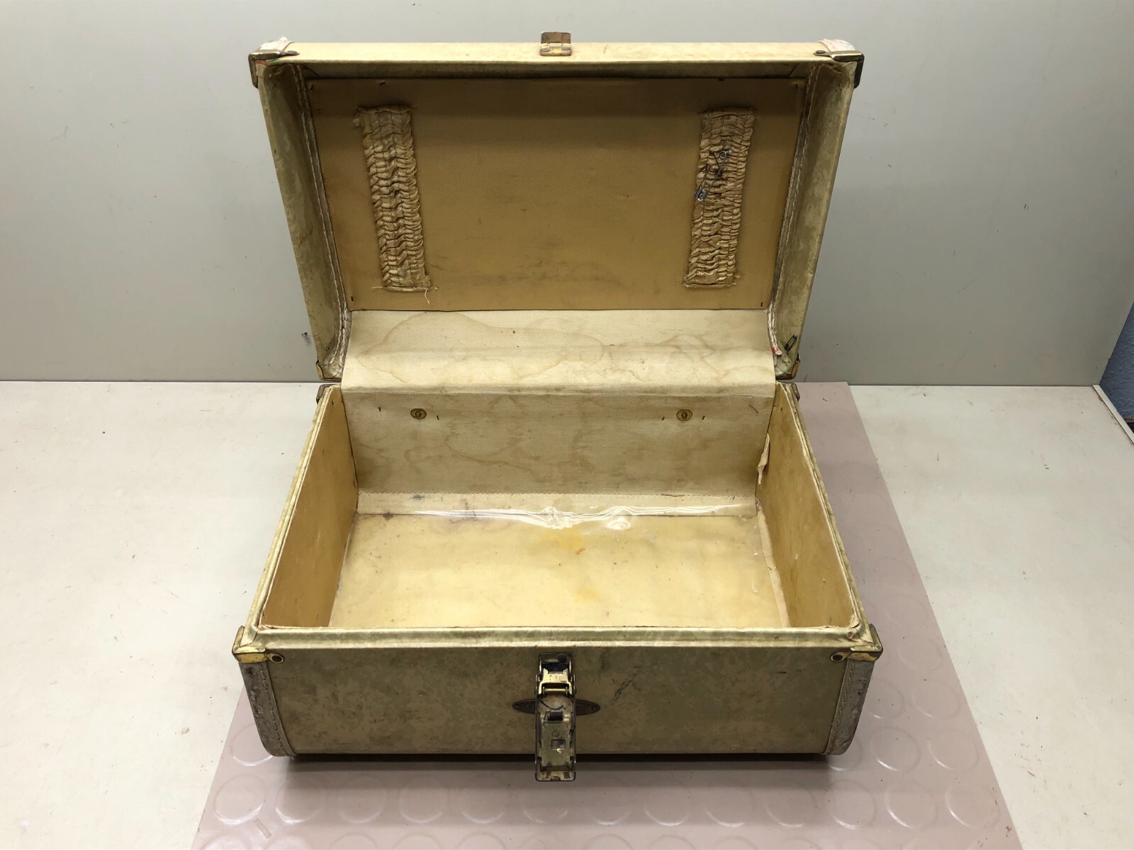 Maximillian Vintage Suitcase Hardshell Train Case Travel No Lock key a