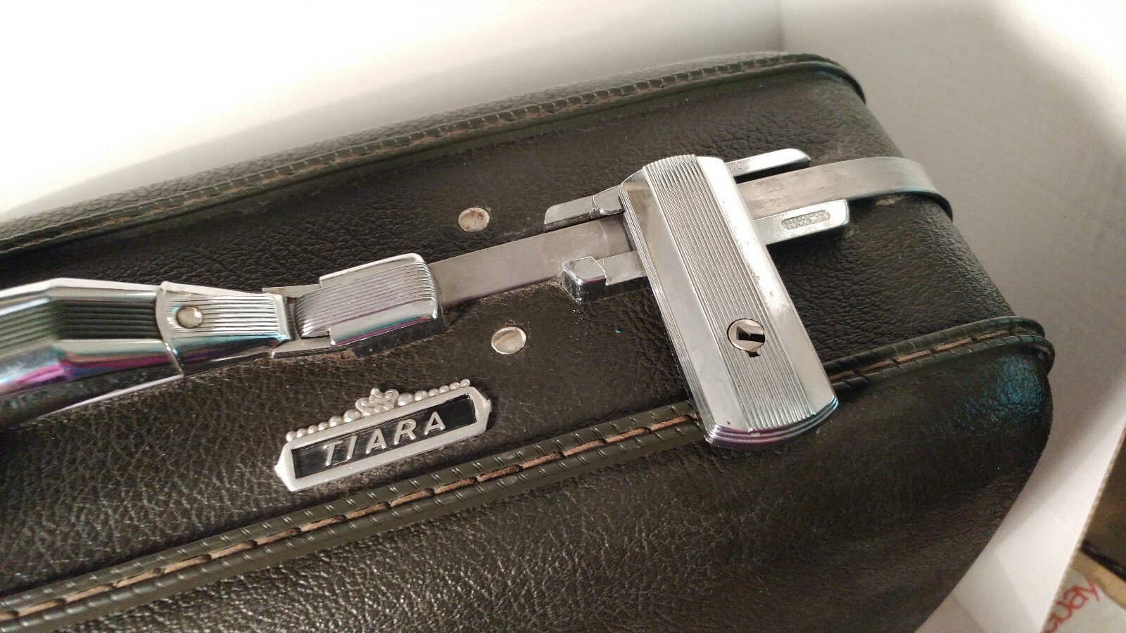 American Tourister Tiara Hardside Medium 22 inch Suitcase Briefcase No Key EUC