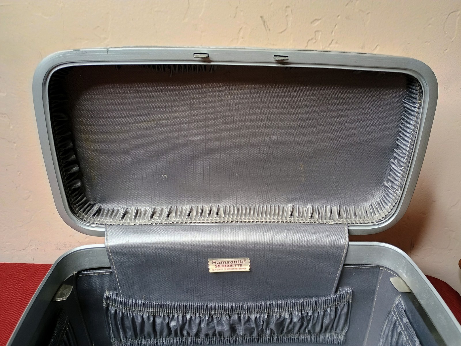 Vintage Samsonite Silhouette Train Makeup Case 1960’s Gray With Keys & Tray