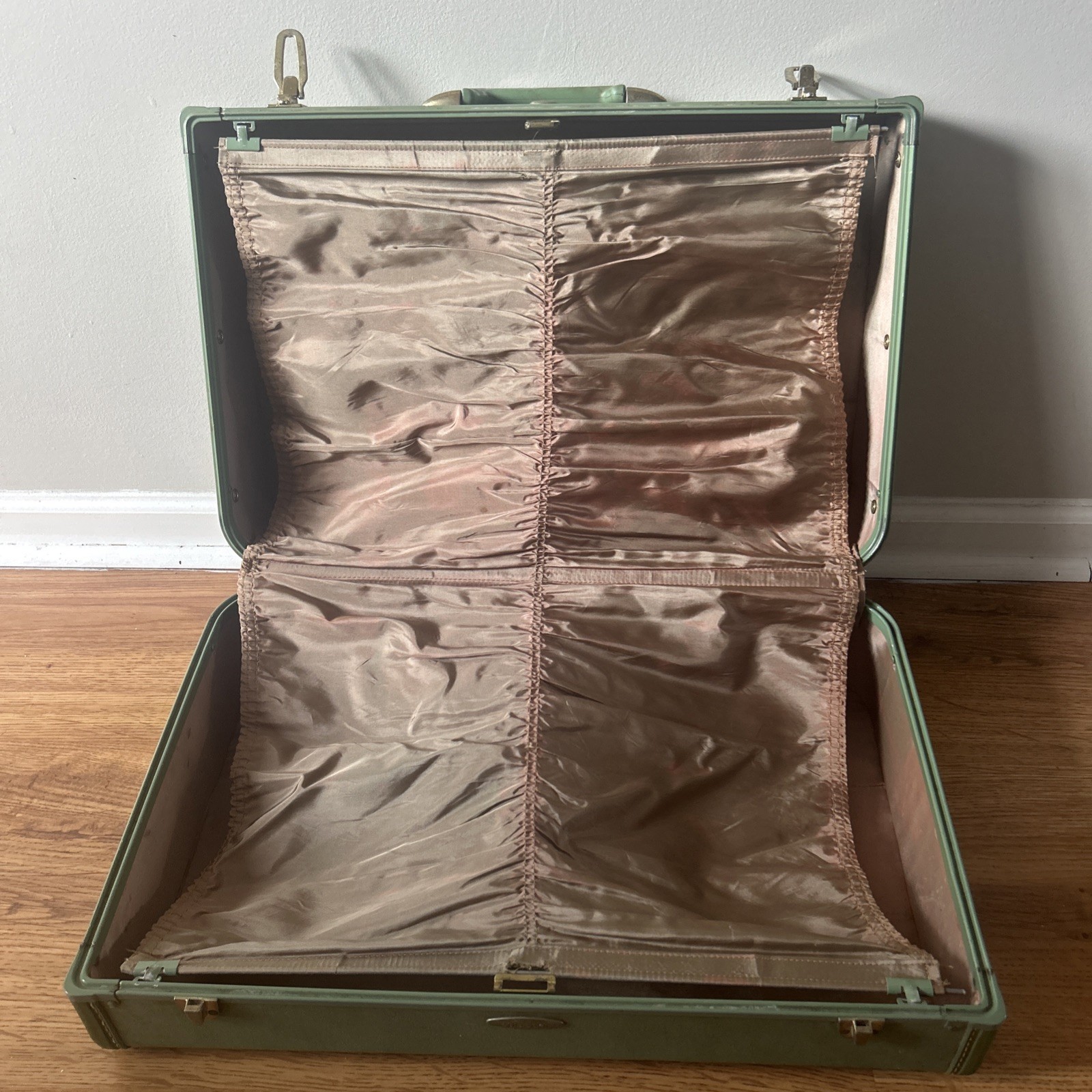 Vintage 1950s Taperlite Green Leather Suitcase Approx L 21 x W 14 x H 7 No Key